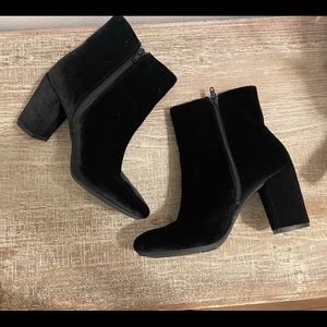 Christian Siriano Blacks velvet ankle booties boots - size 7